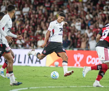 Com polêmicas de arbitragem, Vitória perde para o Flamengo no RJ - Imagem