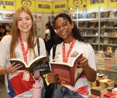 Com vale-livro, Bienal atrai 25 mil estudantes em abertura - Imagem