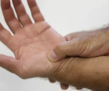 Conheça tratamentos garantidos pelo SUS a pessoas com fibromialgia - Imagem