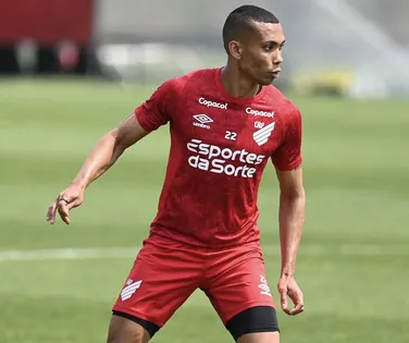 Cria da base do Bahia, lateral acerta com rival nordestino em 2026 - Imagem