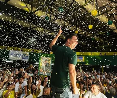 Dancinhas e pai na UTI: por que postura de Flávio Bolsonaro virou alvo de críticas - Imagem