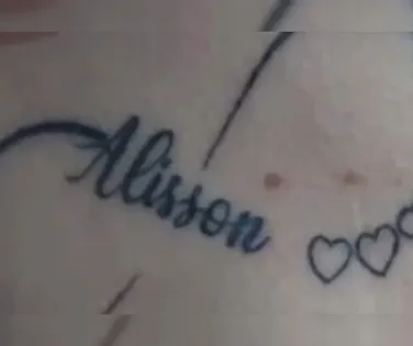 Dentista é preso após manter esposa em cárcere e forçá-la a fazer 10 tatuagens - Imagem