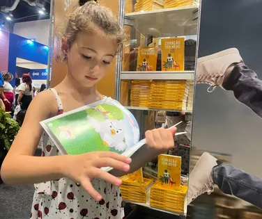 Dia do Livro Infantil: o que as crianças de Salvador estão lendo para fugir dos celulares - Imagem