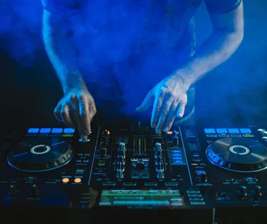 DJ é espancado e sofre fratura após ser confundido com ladrão - Imagem