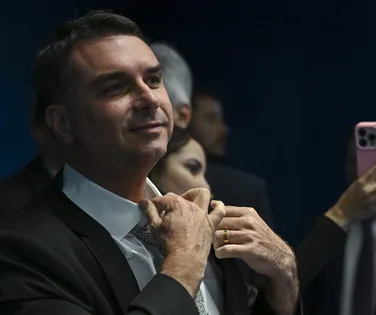 E Flávio Bolsonaro também tenta o ajuste, mais com potenciais aliados - Imagem