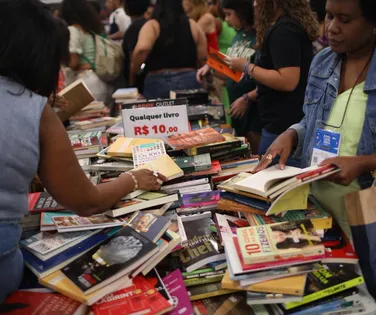 EDITORIAL - A vitória do livro - Imagem