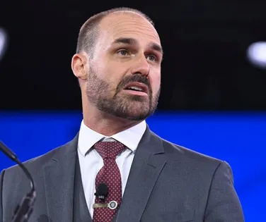 Eduardo Bolsonaro é afastado de cargo na PF pela quantidade de faltas - Imagem