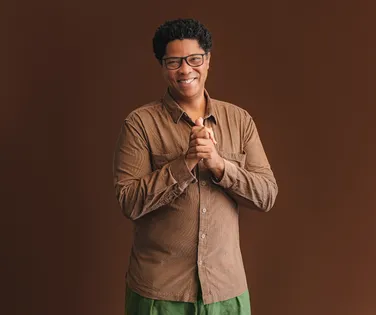 Elísio Lopes Jr. quer novo olhar sobre histórias negras na TV: “A gente quer se ver” - Imagem