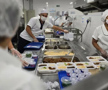 Entenda a rotina de um refeitório que produz 800 mil refeições mensais - Imagem