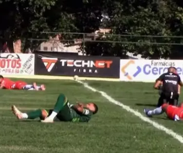 Enxame de insetos interrompe partida de futebol no interior da Bahia - Imagem