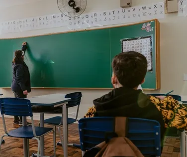Escolas de Salvador podem ser proibidas de usar linguagem neutra - Imagem