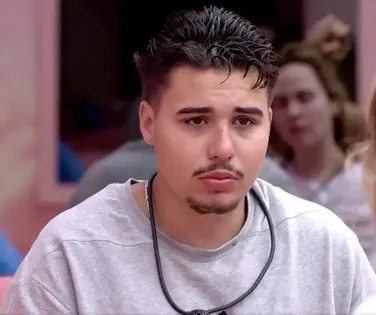 Ex-BBB Pedro sofre novo surto psicótico após confusão - Imagem
