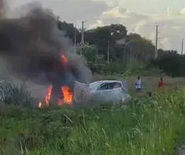 Ex-jogador de Bahia e Vitória fica ferido em acidente; carro pegou fogo - Imagem