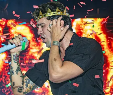 Fãs relatam queimaduras causadas por pulseiras em show de Luan Santana - Imagem