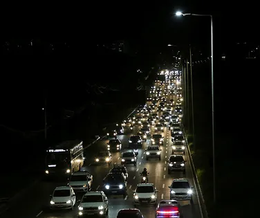 Feriado aumenta fluxo e deixa trânsito lento nas saídas de Salvador - Imagem