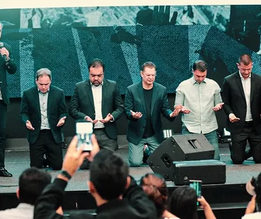 Flávio Bolsonaro mira evangélicos e vai a culto de Silas Malafaia - Imagem