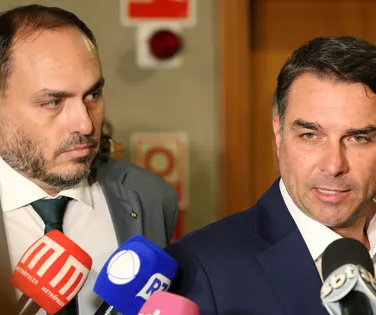 Flávio Bolsonaro provoca Lula após desistência do petista; entenda - Imagem