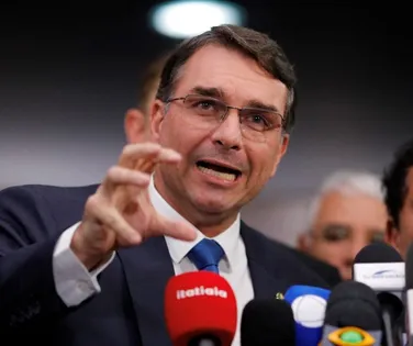 Flávio Bolsonaro reage à briga de Eduardo e Nikolas: “Angustiante” - Imagem