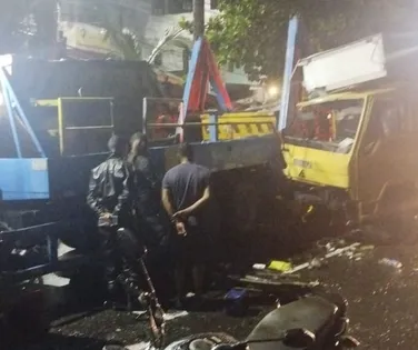 Gari morre esmagado após caminhão bater em carro de entulho na Garibaldi - Imagem