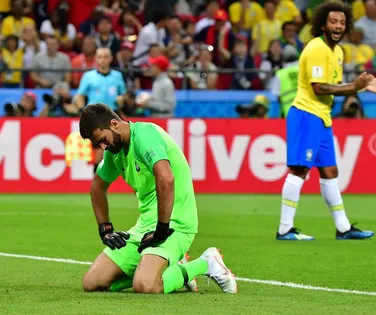 Goleiro titular do Brasil sente lesão e pode ficar fora da temporada - Imagem