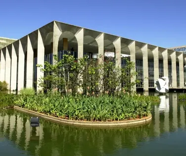 Governo brasileiro reage e funcionário americano deixa país após crise com Trump - Imagem