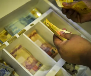 Governo cria auxílio mensal de R$ 526 por filho; saiba como funciona - Imagem