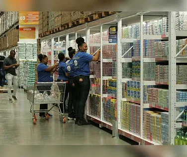 Grande rede de supermercados decide acabar com escala 6x1; saiba qual - Imagem
