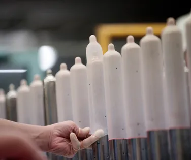 Guerra pode elevar preço da camisinha para R$ 32 no Brasil; entenda - Imagem