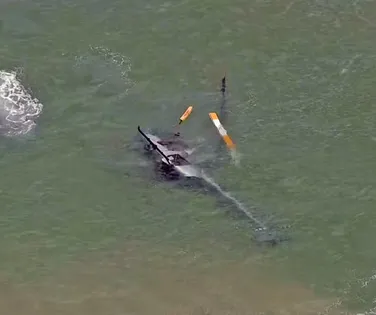 Helicóptero cai no mar em pouso forçado na Praia da Barra da Tijuca - Imagem