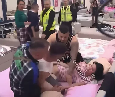 Homem enforca mulher em reality show e choca o público; veja vídeo - Imagem