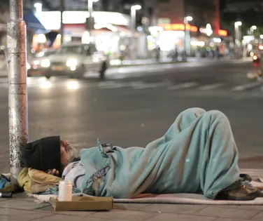 IBGE fará contagem da população em situação de rua no Brasil; entenda - Imagem