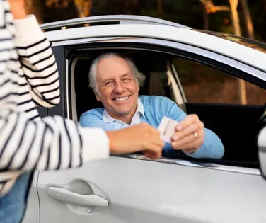 Idosos podem ser proibidos de dirigir aos 75 anos - Imagem