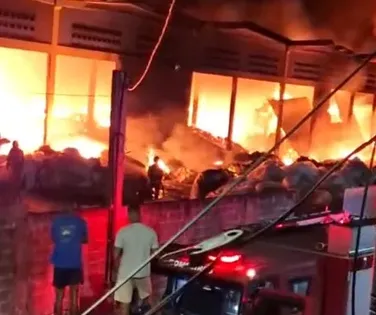Incêndio de grandes proporções atinge galpão de reciclagem em Camaçari - Imagem