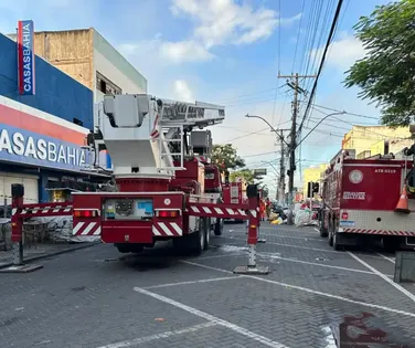 Incêndio de grandes proporções atinge loja no centro de Feira de Santana - Imagem