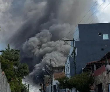 Incêndio destrói ônibus e gera nuvem de fumaça em Lauro de Freitas - Imagem