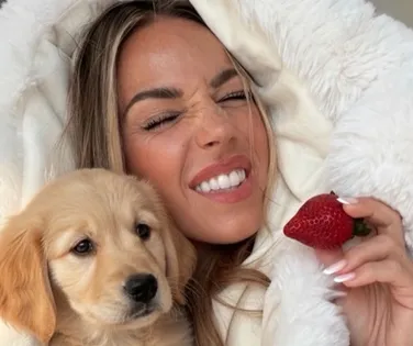 Influenciadora abandona cão em meio à guerra e é detonada na web - Imagem