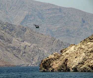 Irã considera fechar Estreito de Ormuz se bloqueio naval dos EUA continuar - Imagem