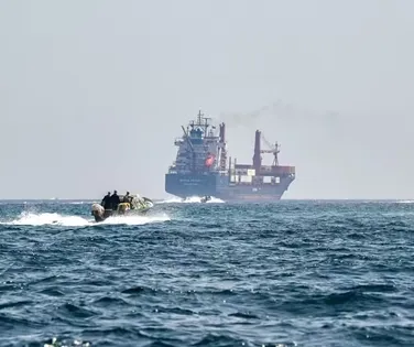 Irã volta a fechar Estreito de Ormuz após bloqueio naval dos EUA - Imagem