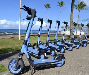 Irmãos usam patinetes elétricos para cometer roubos na orla de Salvador - Imagem