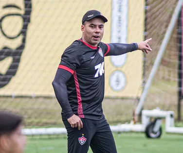 Jair Ventura critica arbitragem e pensa Ba-Vi com buraco no elenco - Imagem