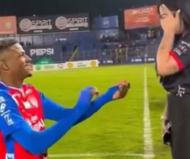 Jogador faz pedido de casamento no campo e anuncia término em 3 dias - Imagem