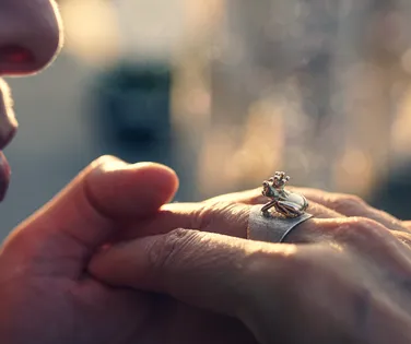 Justiça decide que beijo na mão pode ser considerado agressão sexual - Imagem