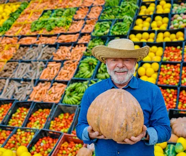 Lula explica a estratégia que tirou 8,7 milhões de brasileiros da pobreza - Imagem