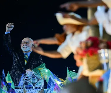 Lula se irrita após repercussão de homenagem da Acadêmicos de Niterói - Imagem