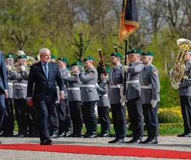 Lula visita Alemanha em busca de acordo para reindustrializar o Brasil - Imagem