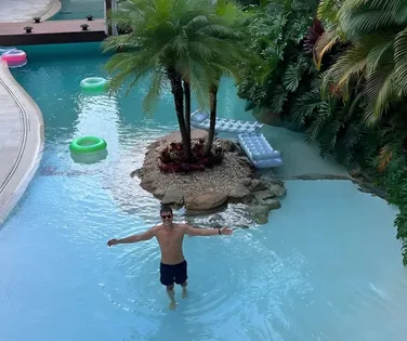 Mansão milionária de apresentador famoso tem "ilha particular"; veja - Imagem