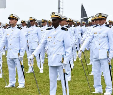 Marinha encerra inscrições para concurso com salário de R$ 9 mil nesta quarta - Imagem