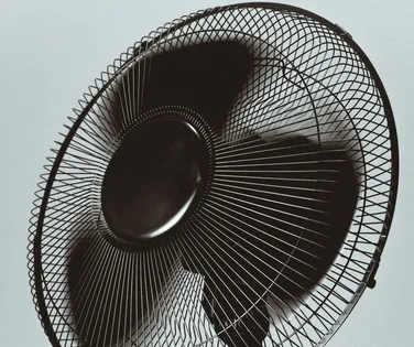Menina de 1 ano morre ao tomar choque em fio de ventilador na Bahia - Imagem