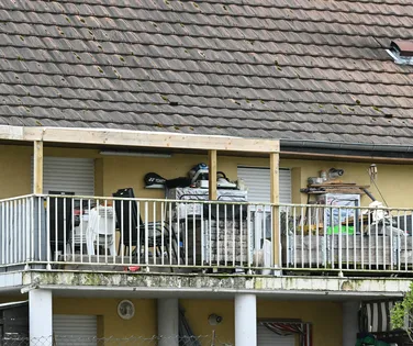 Menino de 9 anos é encontrado nu e desnutrido após um ano preso em van - Imagem