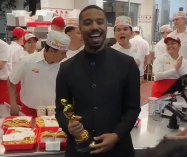 Michael B. Jordan celebra vitória no Oscar em lanchonete e causa alvoroço - Imagem